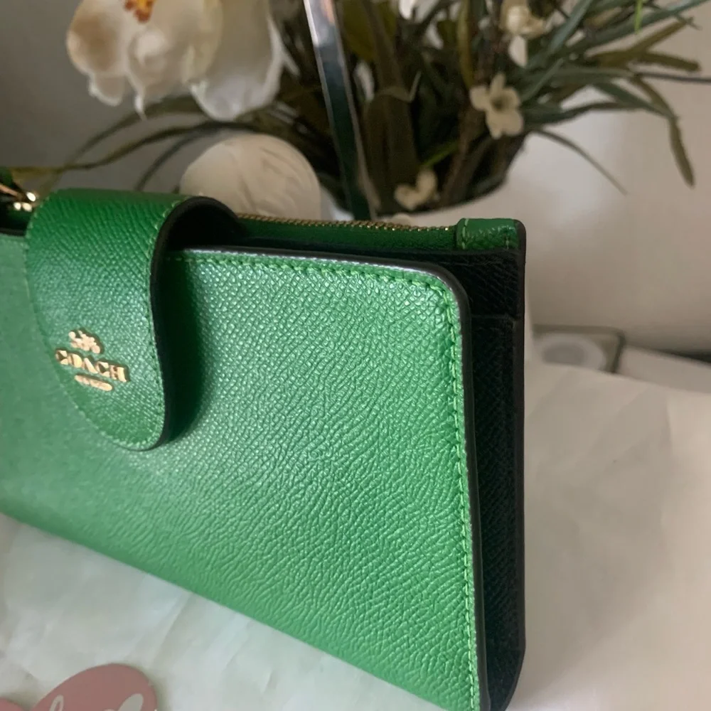NWOT COACH LARGE TECH PHONE WALLET IN KELLY GREEN LEATHER